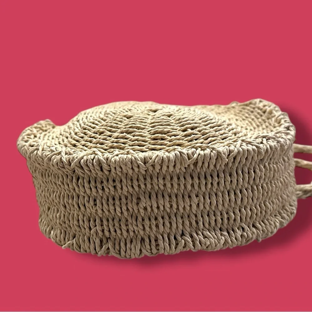 🎉HP🎉EUC Urban Outfitters Round Woven Shoulder Bag in Natural. One Size - Picture 6 of 10